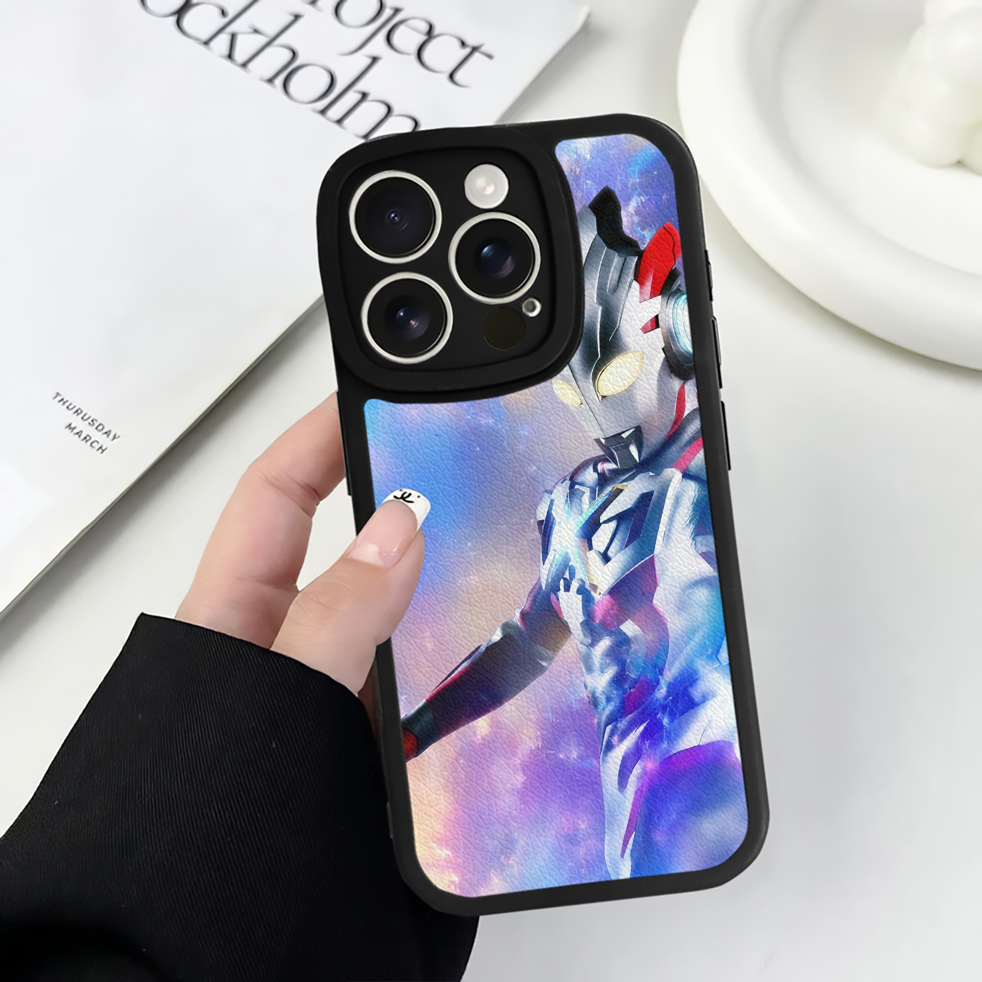 （画像用） ウルトラマン Ultraman 【iPhone 16シリーズ対応】シリコンスマホケース（レザー調） 材質：シリコン